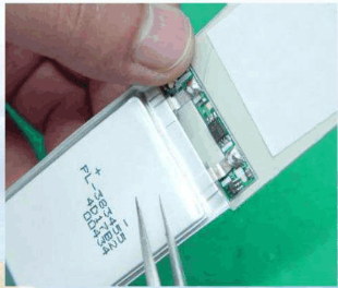 避免用鑷子之類的利器接觸電芯表面，防止刺破電芯包裝而造成漏液。