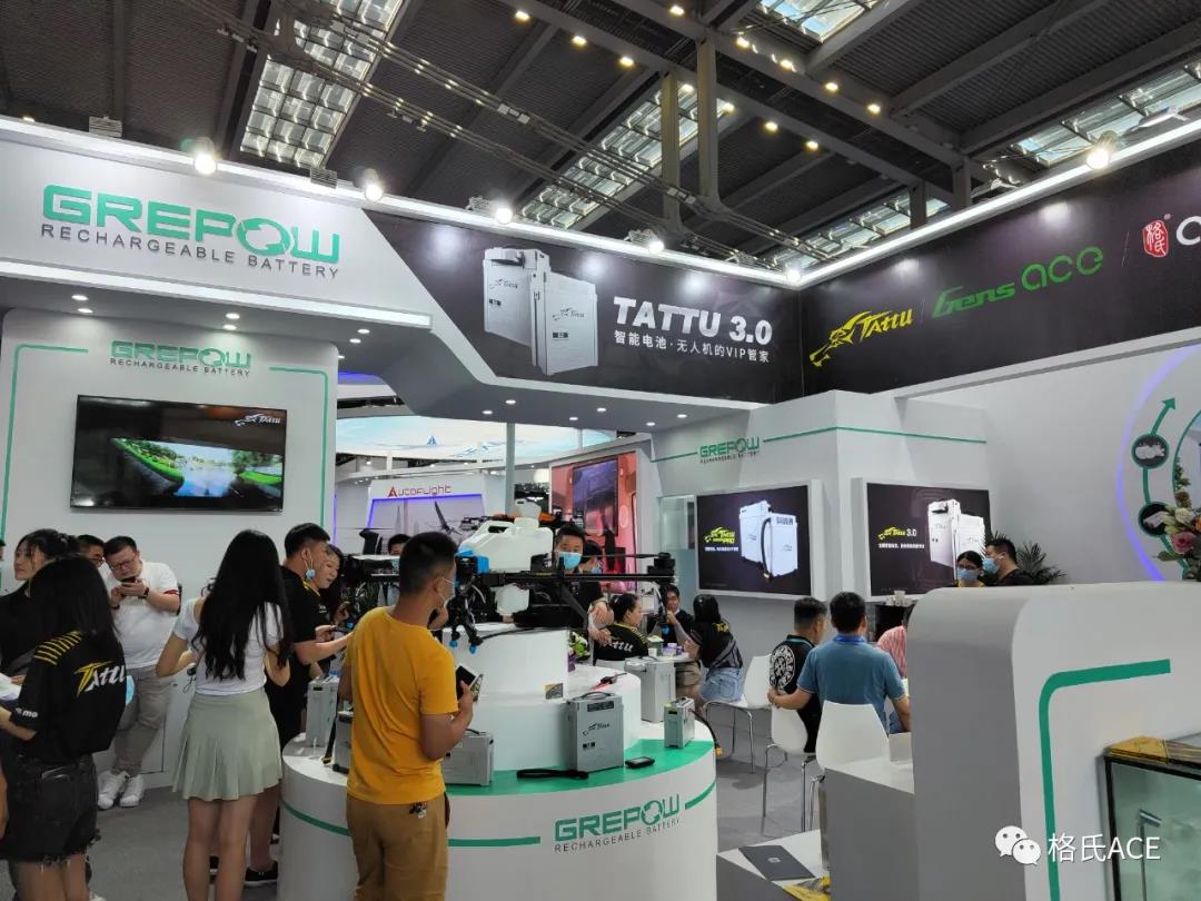 參展人員詢問產品