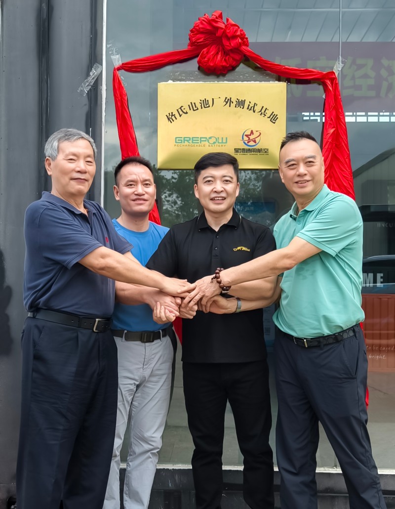 格瑞普副總經理陳海波和星灣航空領導